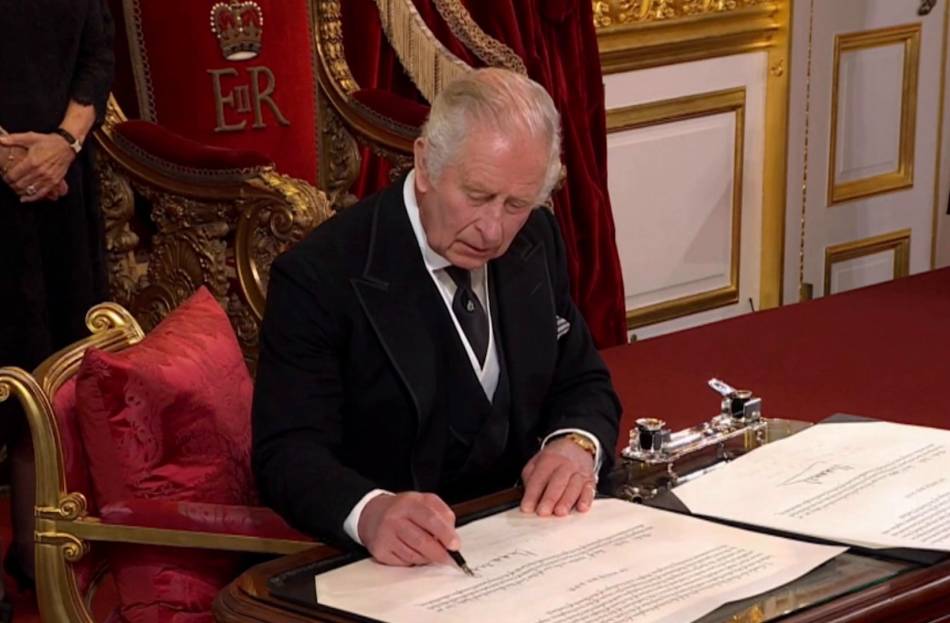 Queen Elizabeth II's & King Charles III's Fountain Pens - Pure Pens