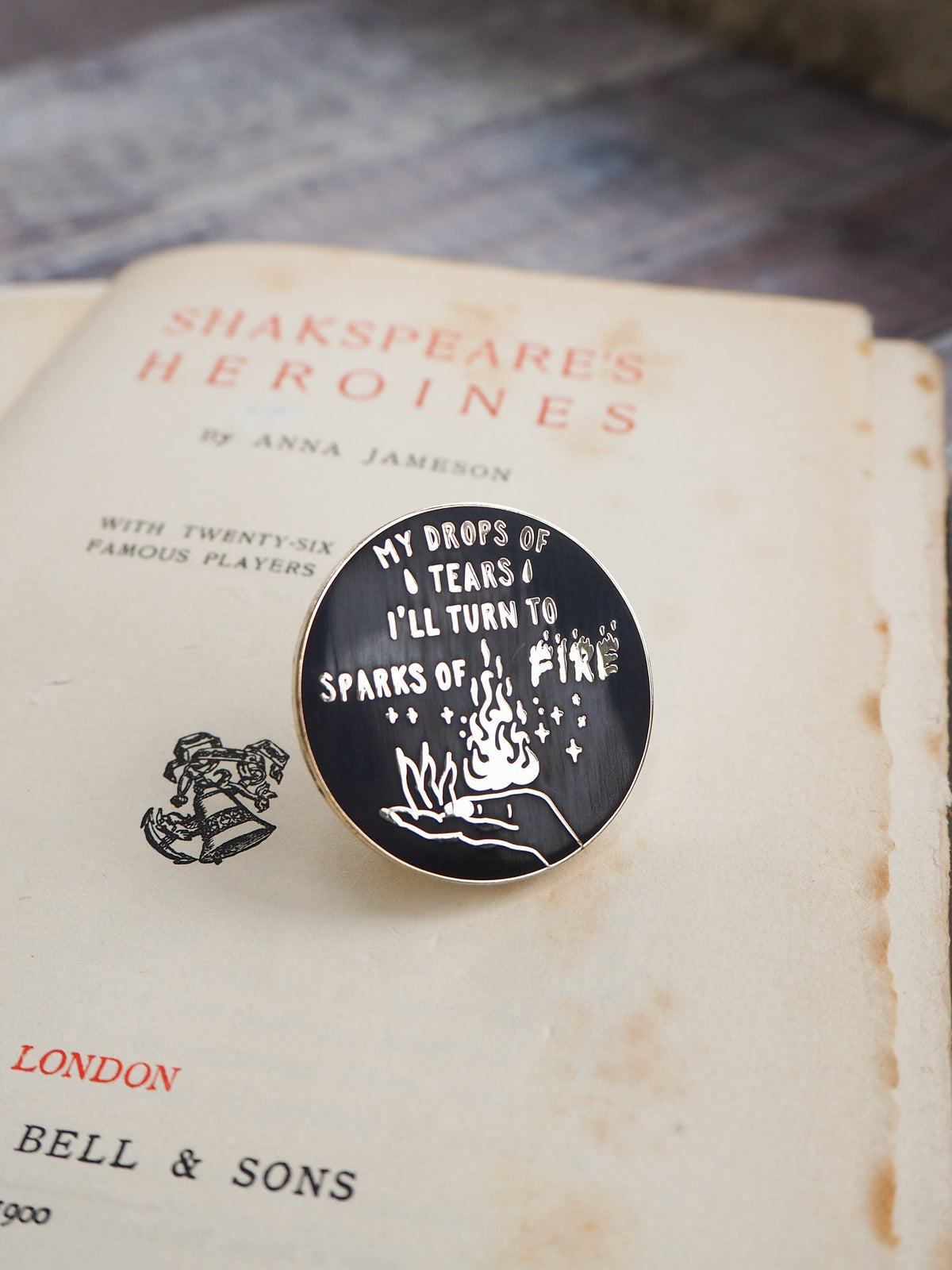 Literary Emporium Queen Katharine Enamel Pin Badge - Shakespeare's Heroines